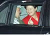 Statsminister Gro Harlem Brundtland og PLO-leder Yasir Arafat i hyggelig passiar i bilen på vei inn til sentrum.