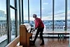 Jørgen Roll spiller piano