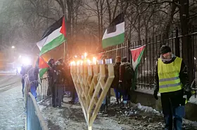 Den jødiske gruppen Jødiske Stemmer for Rettferdig Fred markerer den jødiske høytiden Hanukkah, med en tradisjonell bønnesermoni foran statsministerens residens.