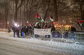 Den jødiske gruppen Jødiske Stemmer for Rettferdig Fred markerer den jødiske høytiden Hanukkah, med en tradisjonell bønnesermoni foran statsministerens residens.