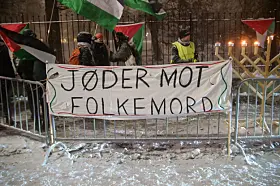 Den jødiske gruppen Jødiske Stemmer for Rettferdig Fred markerer den jødiske høytiden Hanukkah, med en tradisjonell bønnesermoni foran statsministerens residens.