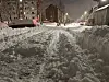 Oslo 20250107. Store mengder snø skaper problemer i Oslo tirsdag morgen, som her på Oppsal. Kollektivtrafikken sliter i snøværet særlig på de mindre veiene, mange busslinger og noen T-bane linjer er innstilt. Hovedveiene er er brøytet og det har blitt mildere.