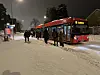 Oslo 20250107. Folk venter på bussen på Oppsal. Store mengder snø skaper problemer i Oslo tirsdag morgen. Kollektivtrafikken sliter i snøværet særlig på de mindre veiene, mange busslinger og noen T-bane linjer er innstilt. Hovedveiene er er brøytet og det har blitt mildere.