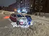 Oslo 20250107. I Vetlandsveien på Oppsal har Bjørn Herness spadd ca 30 minutter for å få ut bilen. Store mengder snø skaper problemer i Oslo tirsdag morgen. Kollektivtrafikken sliter i snøværet særlig på de mindre veiene, mange busslinger og noen T-bane linjer er innstilt. Hovedveiene er er brøytet og det har blitt mildere.