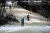 Oslo 20250107. Store mengder snø skaper problemer i Oslo tirsdag morgen. Mange gangstier og fortau er ikke brøytet som folk blir gående i køer i sporene. Kollektivtrafikken sliter i snøværet særlig på de mindre veiene, mange busslinger og noen T-bane linjer er innstilt. Hovedveiene er er brøytet og det har blitt mildere.