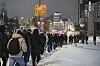 Oslo 20250107. Store mengder snø skaper problemer i Oslo tirsdag morgen. Mange gangstier og fortau er ikke brøytet som folk blir gående i køer i sporene. Kollektivtrafikken sliter i snøværet særlig på de mindre veiene, mange busslinjer og noen T-bane linjer er innstilt. Hovedveiene er er brøytet og det har blitt mildere.