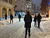 Oslo 20250107. Folk går på veien på Tøyenbekken. Store mengder snø skaper problemer i Oslo tirsdag morgen. Kollektivtrafikken sliter i snøværet særlig på de mindre veiene, mange busslinger og noen T-bane linjer er innstilt. Hovedveiene er er brøytet og det har blitt mildere.