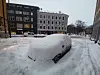 Bil i Maridalsveien ovenfor Alexander Kiellands plass godt pakket inn i snø.