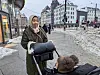 Juvita sier det er vanskelig å gå med barnevogn i dette været. Snøkaos, snø