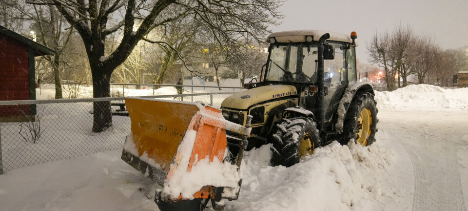 4-åring havnet under traktor på Oppsal: - Traktorføreren ser ikke akebrettet som blir dratt etter mor