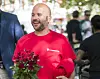 Ap-politiker Jon Reidar Øyan fotografert mens han delte ut roser i 2017-valgkampen. Foto: Håkon Mosvold Larsen / NTB