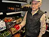 Robin Gümüs liker ikke tanken på å kaste mat. Derfor vil han heller gi det bort gratis til de som trenger det.