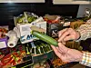 – Skjær av den delen som ikke ser så frisk ut, så kan du fortsatt spise denne squashen, sier butikksjef på Bislett Delikatesse Robin Gümüs.