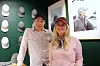 Sebastian Salvesen Adams sammen med butikksjef Cecilie Hjort Eriksen.