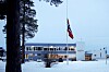 Flagg på halv stang ved Alta folkehøgskole torsdag etter at det ble kjent at de fire som døde i et snøskred i de franske alpene onsdag, tilhørte et reisefølge fra skolen.
