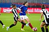 Oslo 20241009. Estelle Cascarino og Emma Stølen Godø under kampen i gruppespillet i mesterligaen kvinner mellom Vålerenga - Juventus på Intility Arena.Foto: Terje Bendiksby / NTB