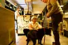 I restauranten Osten – Vin & Pizza på Ensjø er hunden Garbo mer enn velkommen. Bak: restaurantsjef Daniel Kihlander.