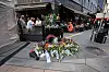 Oslo 20240625. Blomsternedleggelse under minnemarkeringen for terrorangrepet 25. juni 2022 i Oslo tirsdag. To personer mistet livet og over 20 ble skadet da utestedene Per på Hjørnet og London Pub ble angrepet med skytevåpen av Zaniar Matapour.Foto: Geir Olsen / NTB