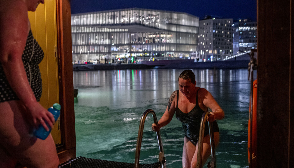 I Indre Oslofjord ligger badstuene som perler på snor. Alle fyrer med ved. Oslo 20220116. Anja Riiser tar seg et bad fra den flytende badstuen utenfor Den Norske Opera & Balletts operahus i Bjørvika søndag kveld.