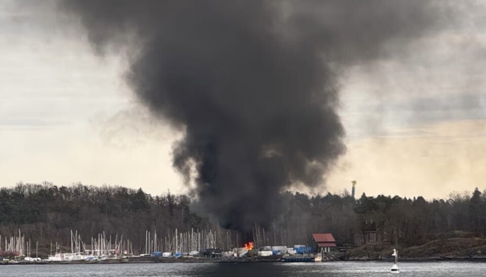 Svart røyk sto opp fra båtbannen på Hovedøya.