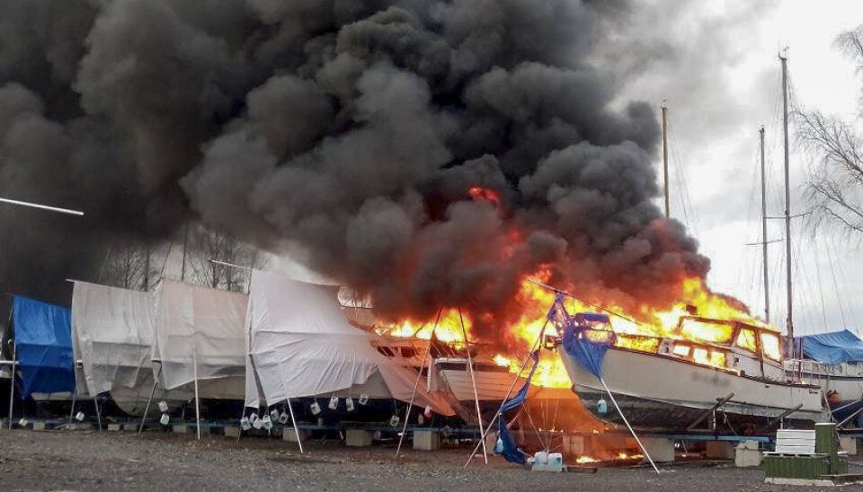 Flammene tok ordentlig tak i båtene. Totalt fire båter ble skadet.