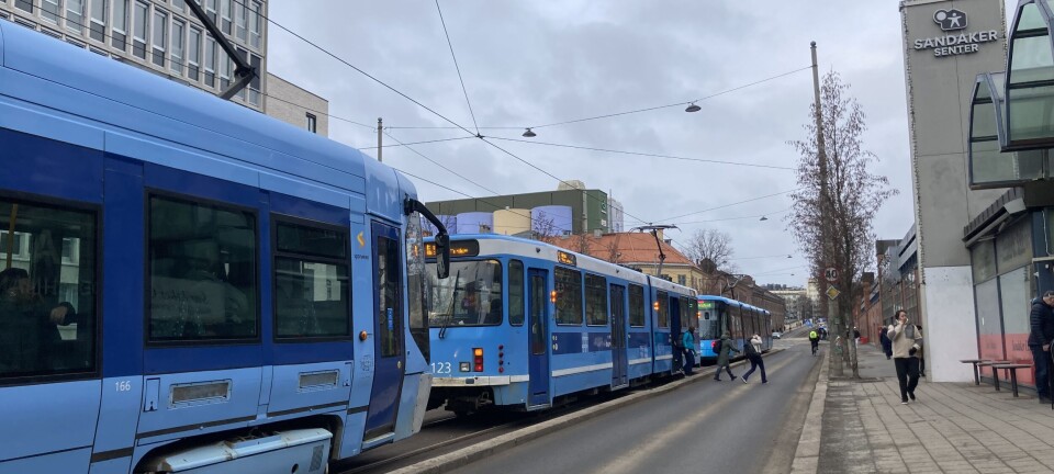 Her står trikkene bom stille på lang rekke med flere trikker ventende