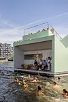Badstuen Trosten er tegnet av samme arkitekt som Munch, rett bak.