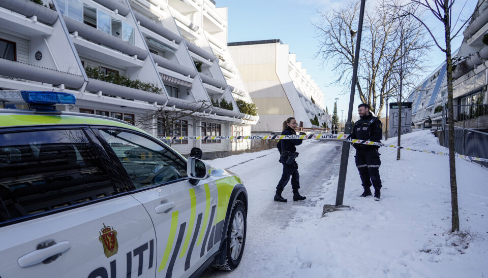 Politiet sperret av deler av området med sperrebånd.