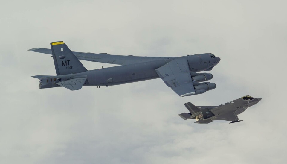Både B-52 bombefly (t.v.) og F-35 jagerfly var å se over Oslo fredag.