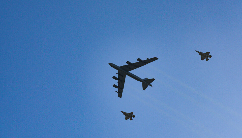 Amerikansk B-52 Stratofortress eskorteres av F-35 fly i luftrommet over Oslo.