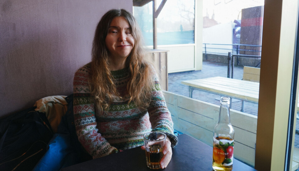 Det er ikke bare det praktiske ved å høre samtaler som gjør dette vanskelig – det handler også om følelsen av å stå utenfor, ifølge Camilla Hansen. Camilla Hansen på Skatten