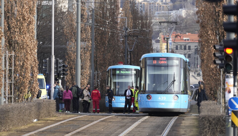 Nødetatene på stedet etter trikkepåkjørselen i Dronning Eufemias gate mandag ettermiddag.