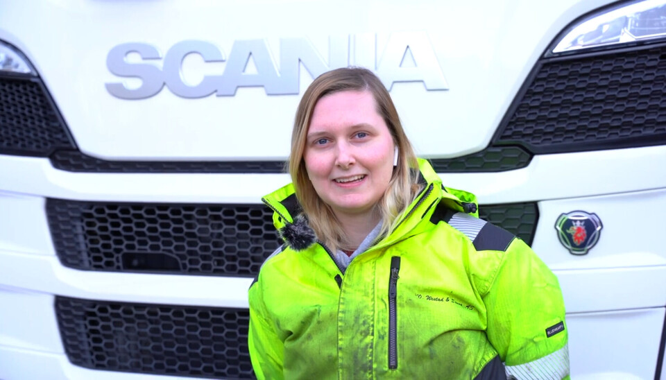 Madelen (25) fra Trøgstad tenker at bilister forsøpler på grunn av latskap. Her på Furuset, foran semitraileren sin med skiltet 'Frøken Plysj' i frontvinduet.
