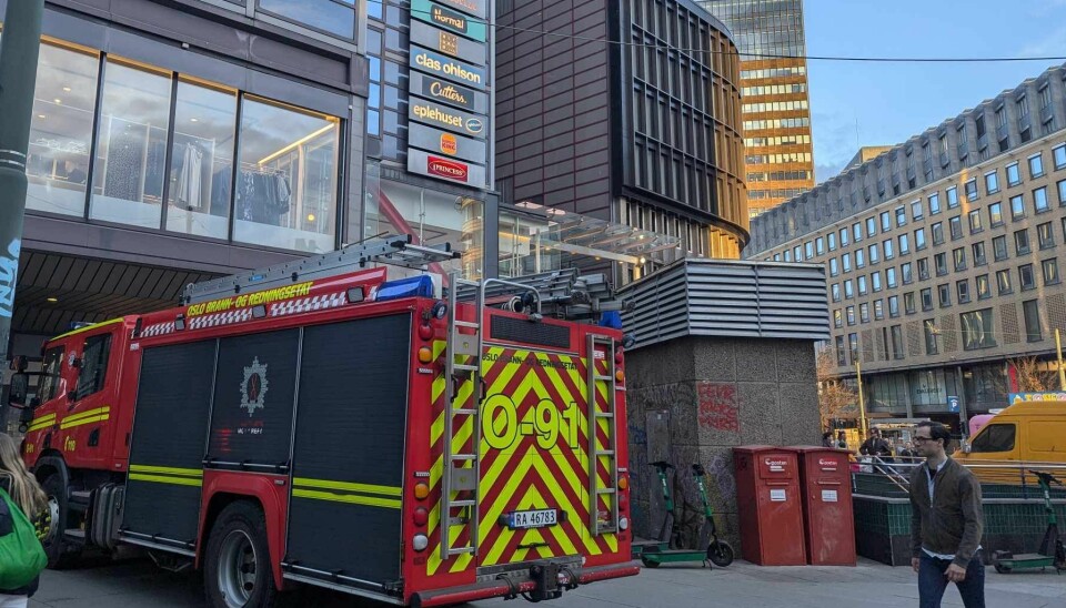 Nødetatene er på plass etter røykutvikling i en butikk på Oslo City. Nødetatene er på plass etter røykutvikling i en butikk på Oslo City.