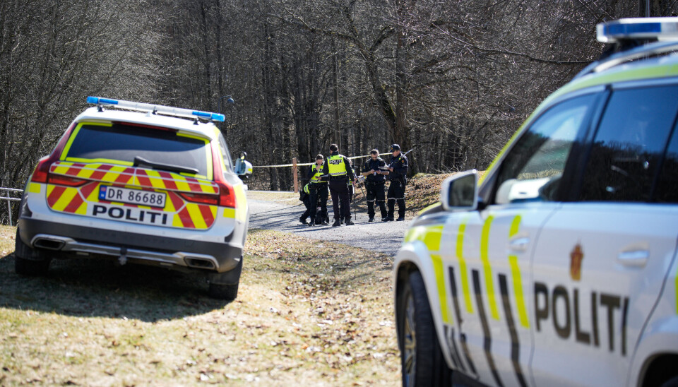 Politiet med store styrker på Ammerud midt på dagen mandag.