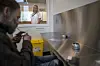 Oslo 20200831. Christina Lidberg, fagansvarlig sykepleier, følge med når rusavhengige «Calle» (41) røyker heroin i et eget inhaleringsrom som også kalles heroinrøykerommmet. Det ligger vegg i vegg med sprøyterommet i Prindsen mottakssenter i Storgata.Foto: Heiko Junge / NTB