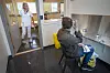 Oslo 20200831. Christina Lidberg, fagansvarlig sykepleier, følge med når rusavhengige «Calle» (41) røyker heroin i et eget inhaleringsrom som også kalles heroinrøykerommmet. Det ligger vegg i vegg med sprøyterommet i Prindsen mottakssenter i Storgata.Foto: Heiko Junge / NTB