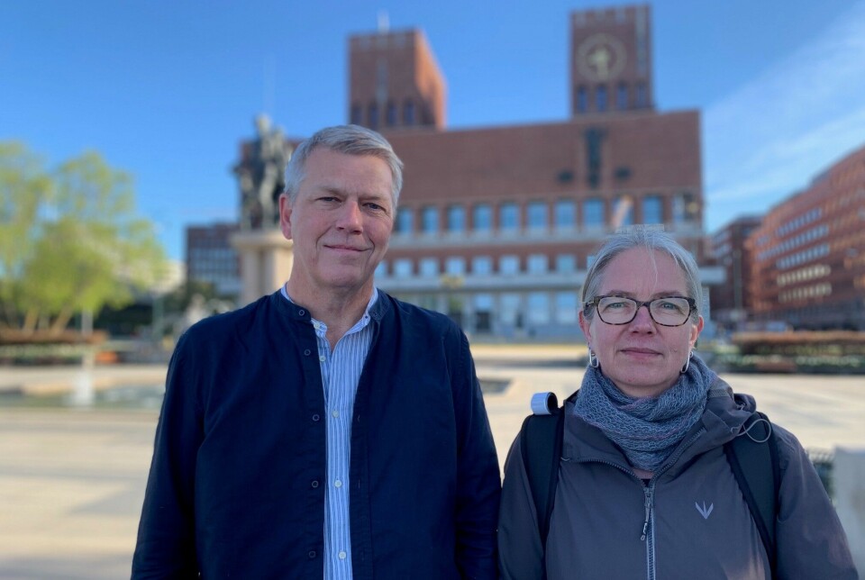 Marianne Lange Krogh, fylkeslederleder i Utdanningsforbundet i Oslo, sammen med Bård Eirik Ruud, fylkesleder i Norsk Sykepleierforbund i Oslo, foran Oslo Rådhus.