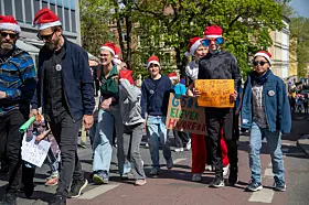 Flere hadde valgt nisselue som hodeplagg i dag, for å vise støtte til en spesiell parole under 1. mai-toget.