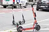 Oslo 20200806. Elektriske sparkesykler står parkert på fortau og i veien.Foto: Terje Pedersen / NTB