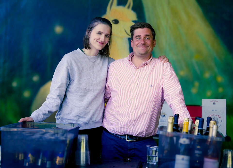 Café Stensparkens stolte nye driver Lars Madsen, her med hjelpsomme og sosiale kaffemedarbeider Niamh Brekkhus (24). Niam serverer drikke og mat ved bordene.