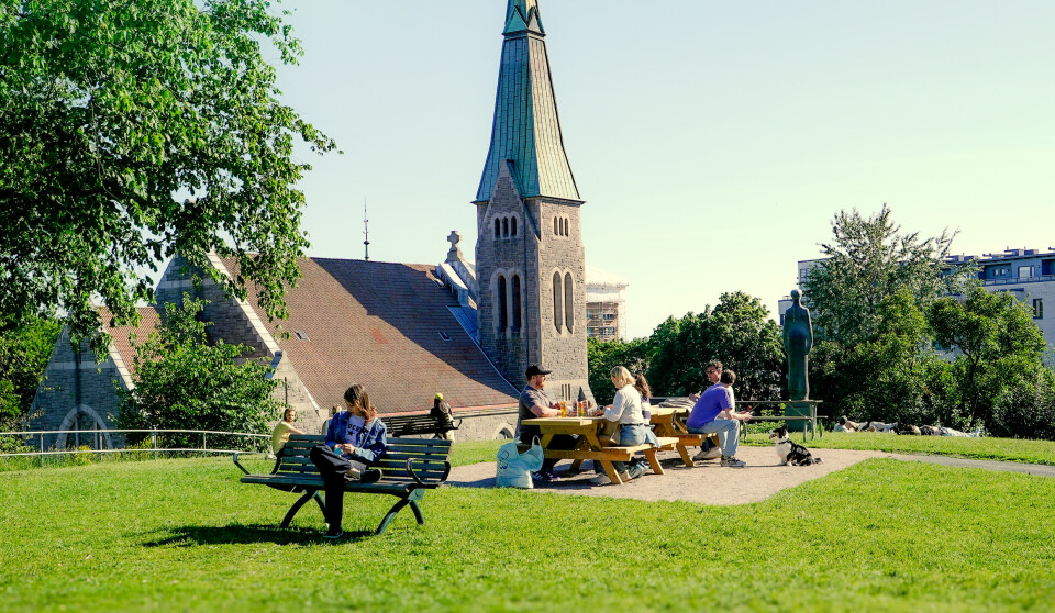 Nå skal det bli enda flere benker å sette seg ned på i Stensparken.