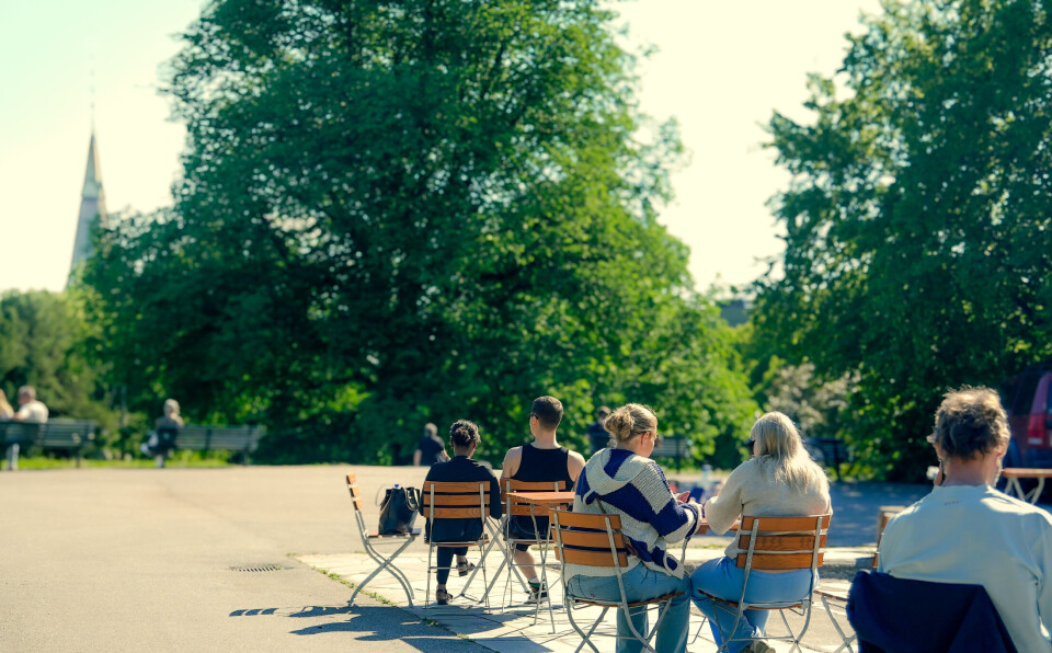 Folk koser seg på prøveåpning av ny kafé i Stensparken, en av hele 25 sommerklare parker og grøntområder i Bydel St. Hanshaugen.