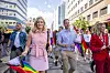 Oslo 20240629. Justis- og beredskapsministerEmilie Enger Mehl (Sp) sammen med Oslo-Pride sjef Dan Bjørke deltar under paraden. Pride-paraden, som feirer skeivt mangfold, markerer uoppnådde rettigheter og forsvarer eksisterende rettigheter, går fra Grønland til Pride Park i Sofienbergparken i Oslo lørdag.