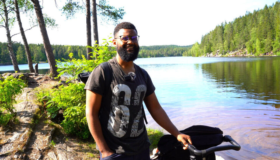 Nuh Samatar (34), her på tur med barna ved Steinbruvannet, pleier å ta med søpla i sekken og kaste det i en offentlig søppelbøtte eller hjemme.