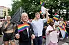 Oslo 20250628. Statsminister Jonas Gahr Støre og utviklingsminister Åsmund Aukrust under Pride-paraden i Oslo. Pride-paraden feirer skeivt mangfold, og går fra Grønland til Pride Park på Kontraskjæret i Oslo lørdag ettermiddag.Foto: Fredrik Varfjell / NTB