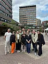 Representanter fra bydelsutvalget i Gamle Oslo har sikret nytt toalett. Fra venstre: Ashkan Kourdalipour (MDG), Ane Katrine Øverseth Olsen (Rødt), Cindy Robles (MDG), Agnes Nærland Viljugrein (Ap), Gyda Elisabeth Kjekshus (SV), Lasse Eriksen Bjørn (SV), Hajar Ben Hammou (SV). Bak: Caroline Omberg (MDG), Bjørn Boman Rinde (Ap), Mats Kvaløy-Bjørbekk (Ap) og Bitten Forsudd (Rødt).