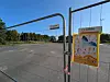 Marienlyst og Fagerborg vel har selv hengt opp oppfordringer om å kjempe for å bevare Marienlystparkens grusbane. I bakgrunnen ser man NRK-bygget.