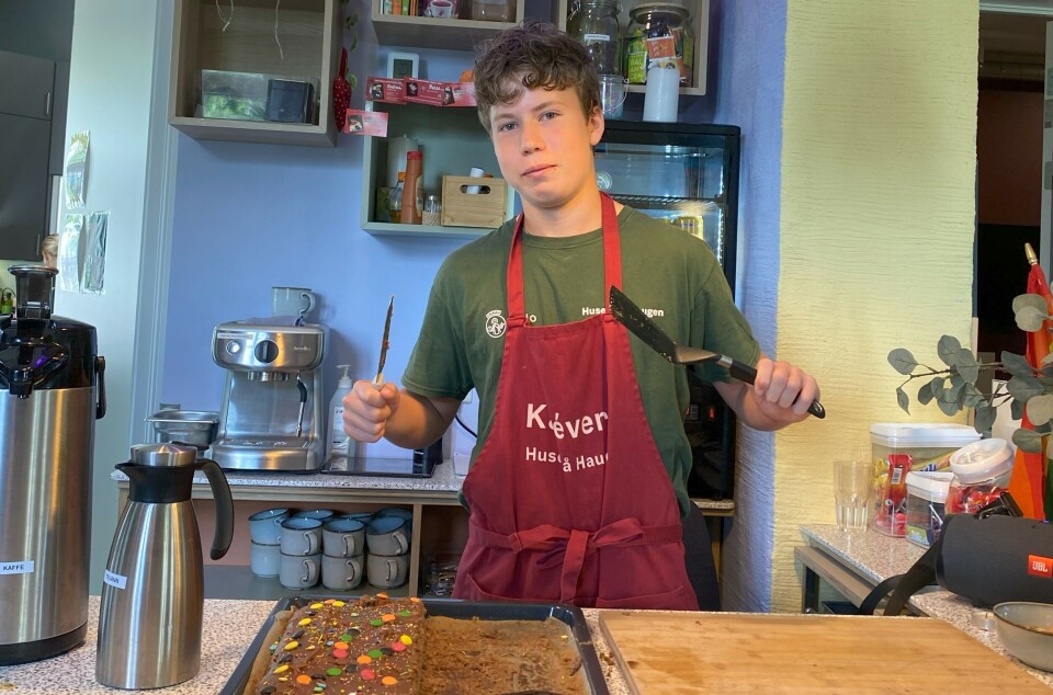 Garman (14) er en av vertene som byr på mye fristende mat i sommerkaféen i Huset på Haugen.