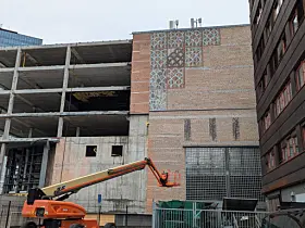 Mosaikk av teglstein former fasaden på Oslo Spektrum, malt og glasert av kunstneren Guttorm Guttormsgaard. Nå rives fasaden fordi bygget oppgraderes. Hva blir da skjebnen til teglsteinene?